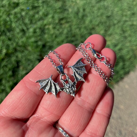 Flying Vampire Bat Halloween Pendant Necklace Jewelry - Picture 3 of 7